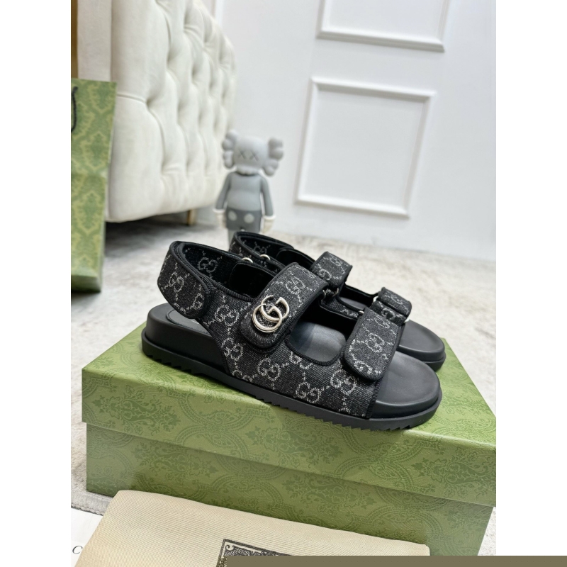 G*u*i sandals